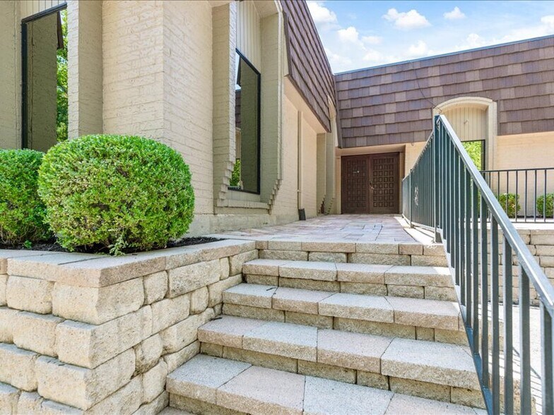 More Photos Of 2020 W Northwest Hwy, Grapevine Office For Lease