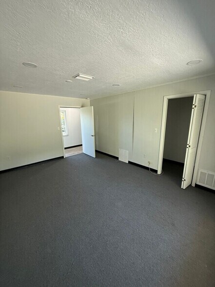 More Photos Of 13939 Lakeshore Blvd, Hudson Medical For Lease