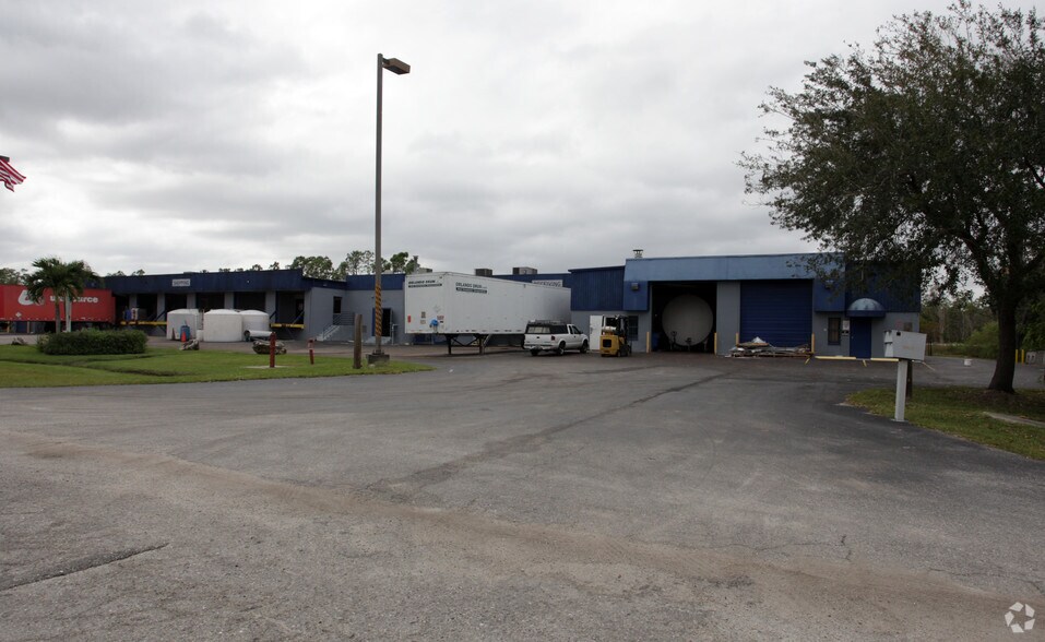 More Photos Of 9910 Bavaria Rd, Fort Myers Warehouse For Sale