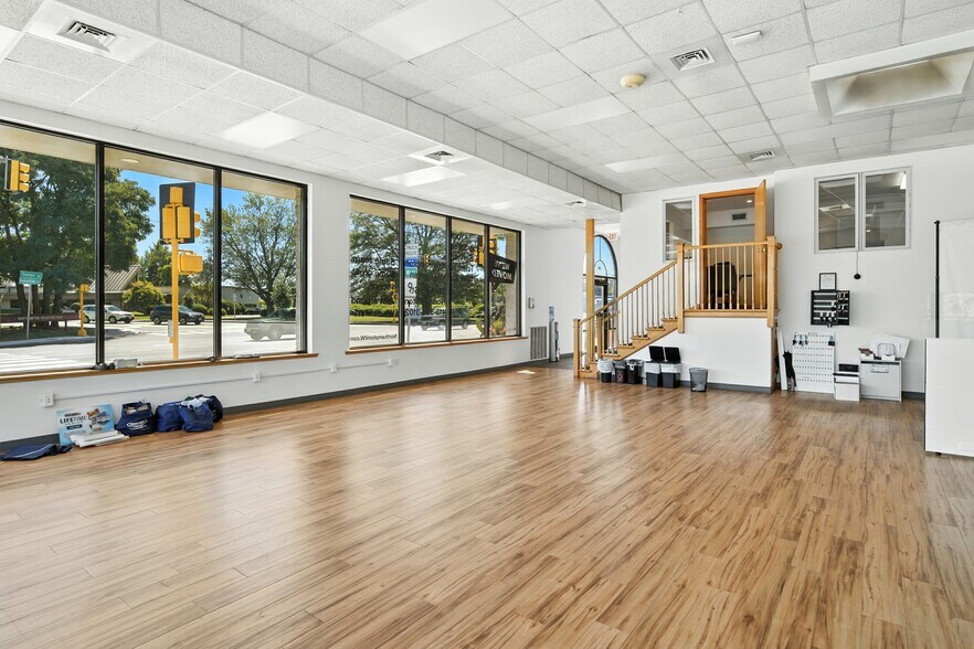 More Photos Of 48 Damon Rd, Northampton Auto Dealership For Lease