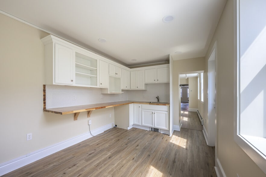 More Photos Of 237 Warren St, Hudson Storefront Retail Residential For Sale