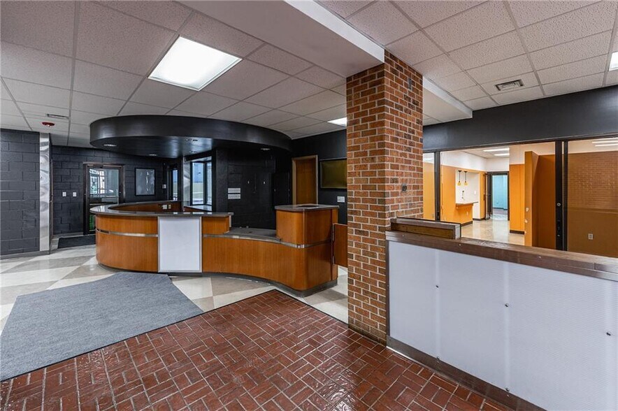 More Photos Of 315 S 6th St, Saint Joseph Sports And Entertainment For Lease