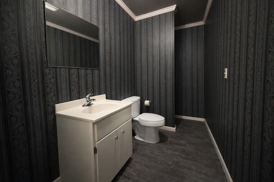 More Photos Of 221 N Houston St, Wharton Office For Sale