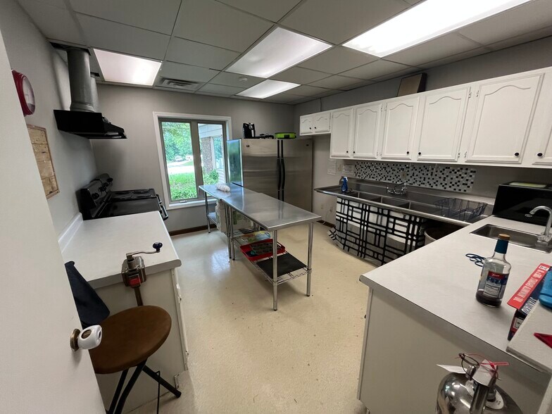 More Photos Of 525 W 17th St, Bloomington Office For Sale