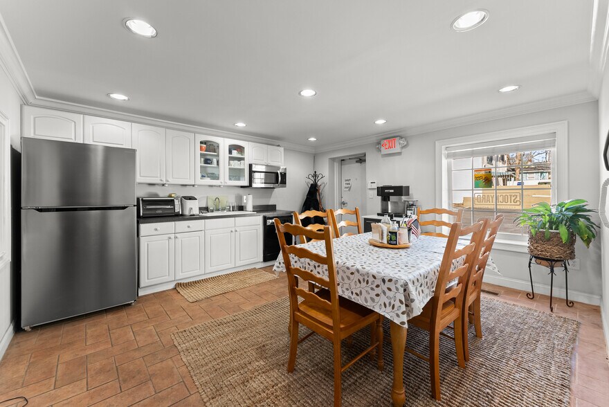 More Photos Of 163 Pike St, Lawrenceville Office For Lease