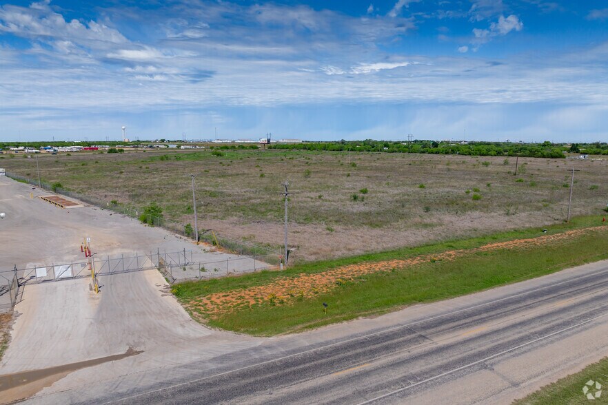 More Photos Of 35 & Interstate 35 Business, Dilley Land For Lease