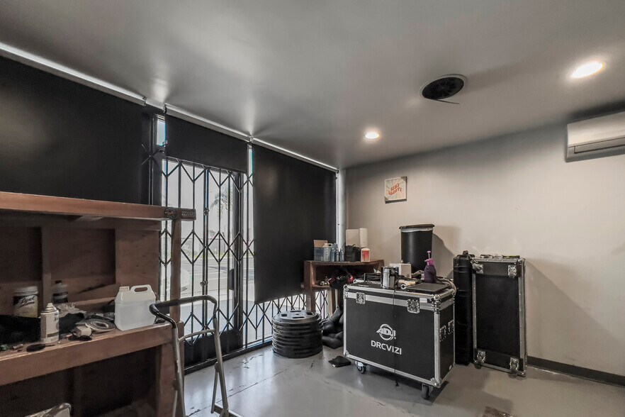 More Photos Of 22520-22522 Ventura Blvd, Woodland Hills Storefront Retail Office For Lease