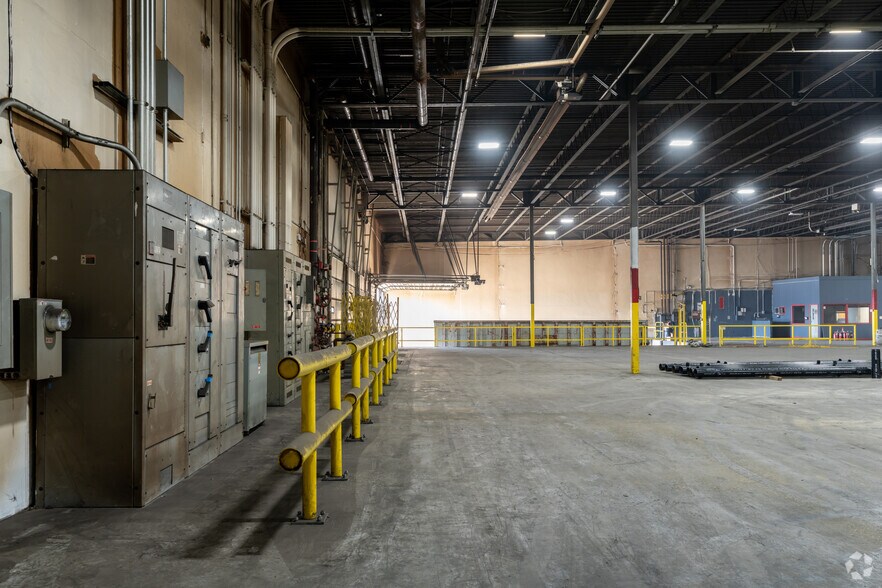 More Photos Of 10800 Ford Rd, Dearborn Warehouse For Lease