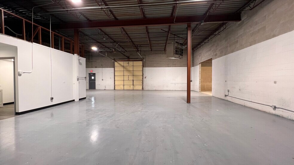 More Photos Of 4700 W 137th St, Crestwood Warehouse For Lease