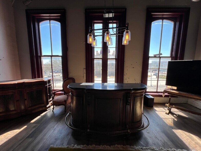 More Photos Of 119 E 5th St, Bonham Restaurant For Sale