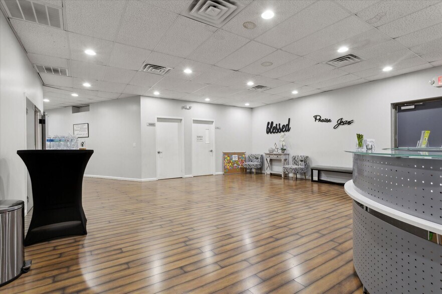 More Photos Of 14859 Warwick Blvd, Newport News Restaurant For Lease