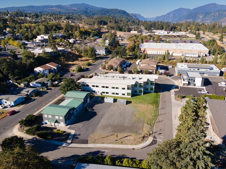 More Photos Of 200 N Wasco Ct, Hood River Warehouse For Lease