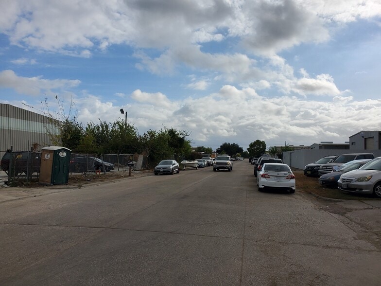 More Photos Of 9334 Ronda Ln, Houston Industrial For Lease