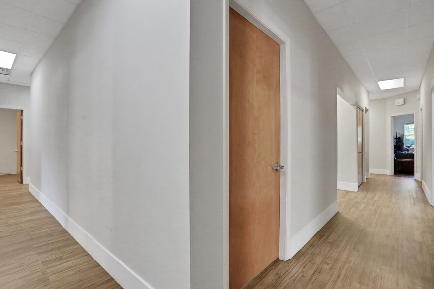 More Photos Of 1540 Business Center Dr, Orange Park Office For Lease