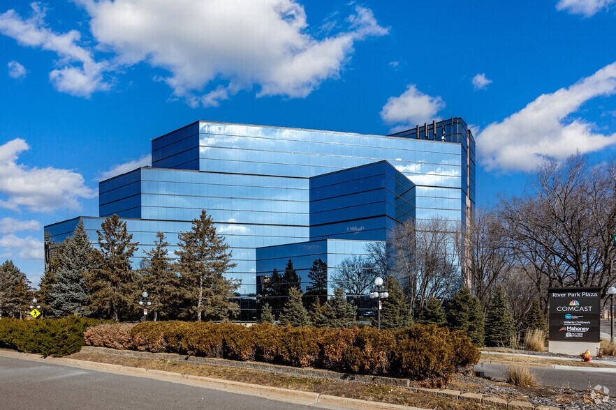 More Photos Of 10 River Park Plz, Saint Paul Office For Lease