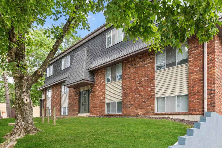 Primary Photo Of 400 N Oakland Ave, Carbondale Apartments For Sale