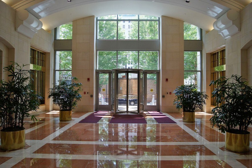 More Photos Of 10 S Jefferson St, Roanoke Office For Lease