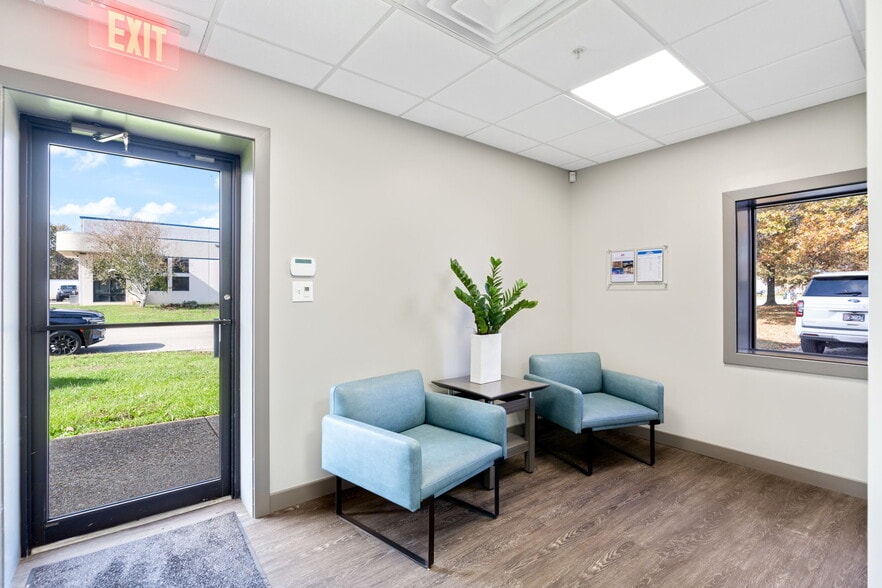 More Photos Of 3312 Gilmore Industrial Blvd, Louisville Warehouse For Lease