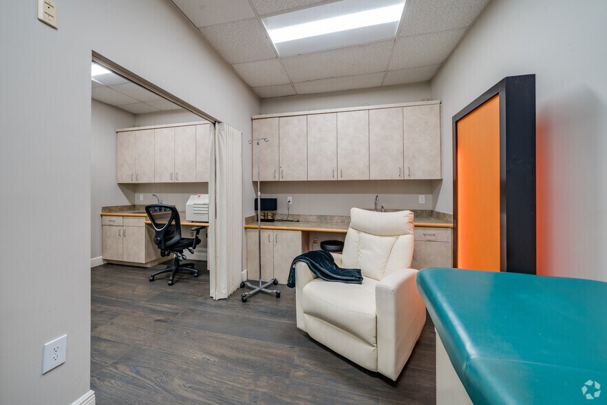 More Photos Of 5975 Sunset Dr, Miami Medical For Sale