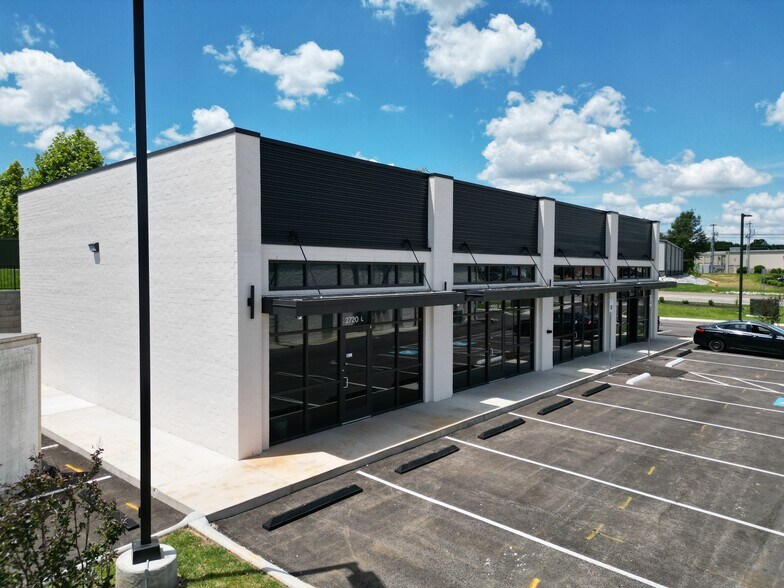 More Photos Of 2720 Madison St, Clarksville General Retail For Lease