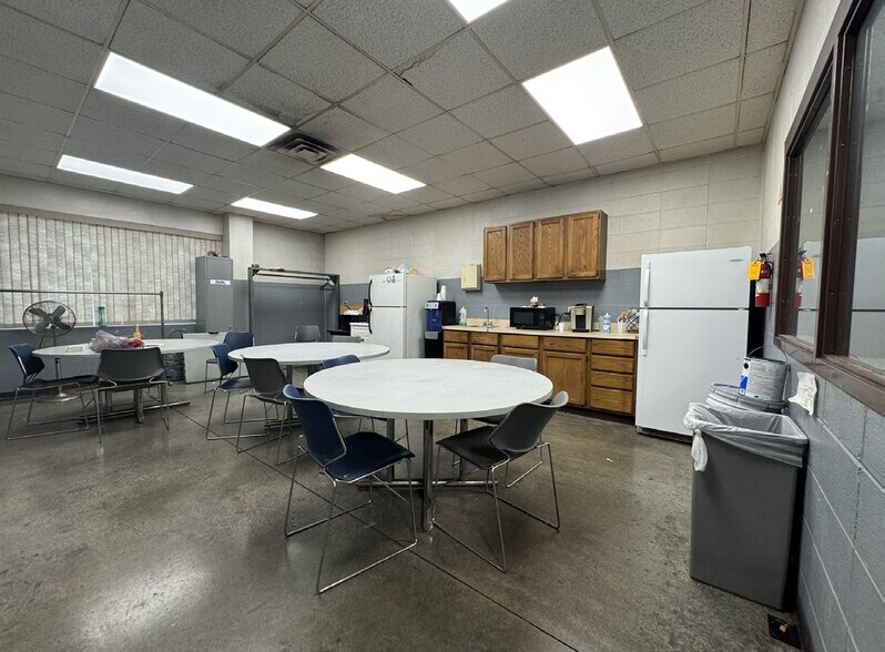 More Photos Of 3619 S Arlington Ave, Indianapolis Manufacturing For Lease