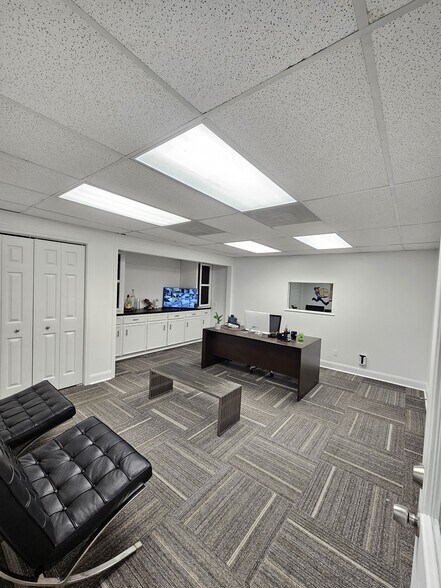 More Photos Of 7230 Senate Ave, Houston Service For Sale