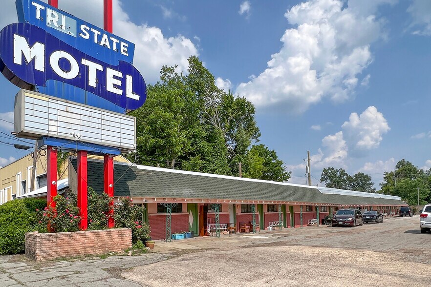Primary Photo Of 819 W 7th St, Texarkana Hotel For Sale