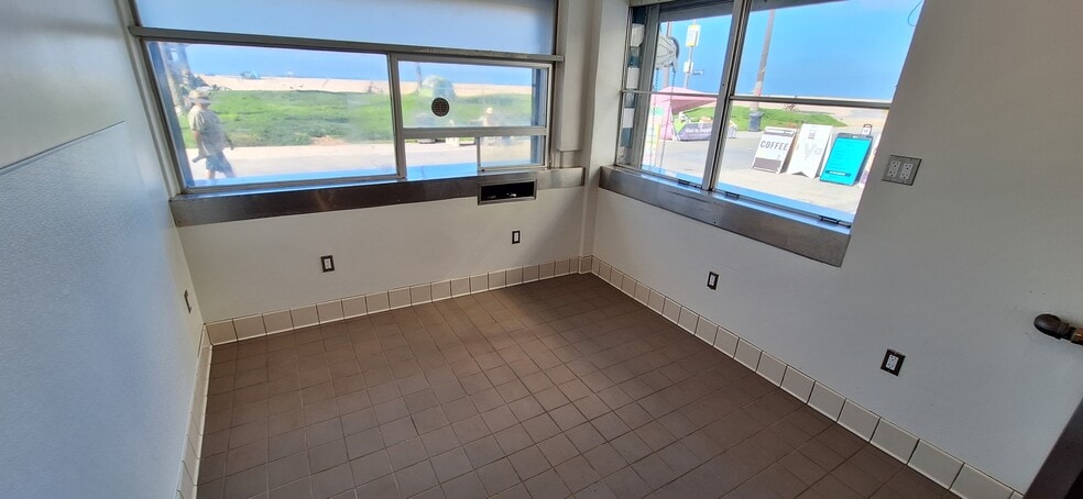 More Photos Of 1301 Ocean Front, Venice Storefront For Lease