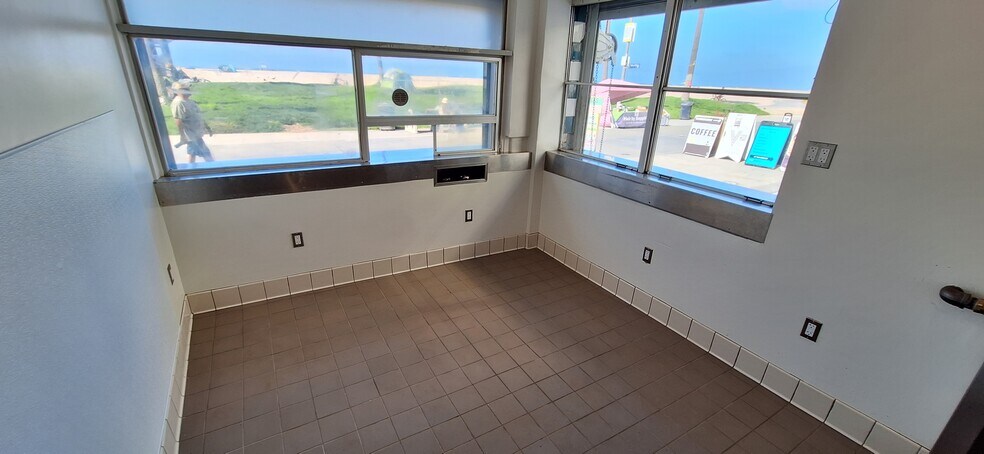More Photos Of 1301 Ocean Front, Venice Storefront For Lease
