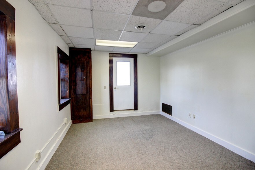 More Photos Of 142 Middle St, Geneva Warehouse For Sale