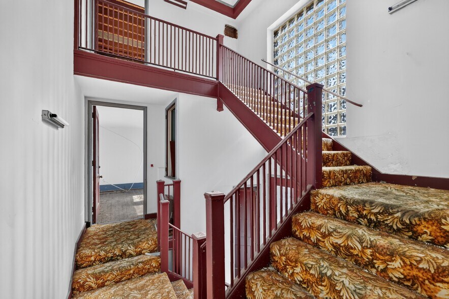 More Photos Of 400 W Main St, Leesburg Serviced Offices For Sale