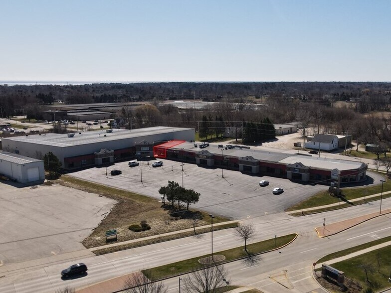 More Photos Of 3319-3333 S Business Dr, Sheboygan Storefront For Lease