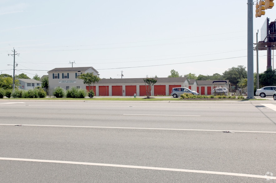 Primary Photo Of 517 Lewis Dr, Carolina Beach Self Storage For Sale