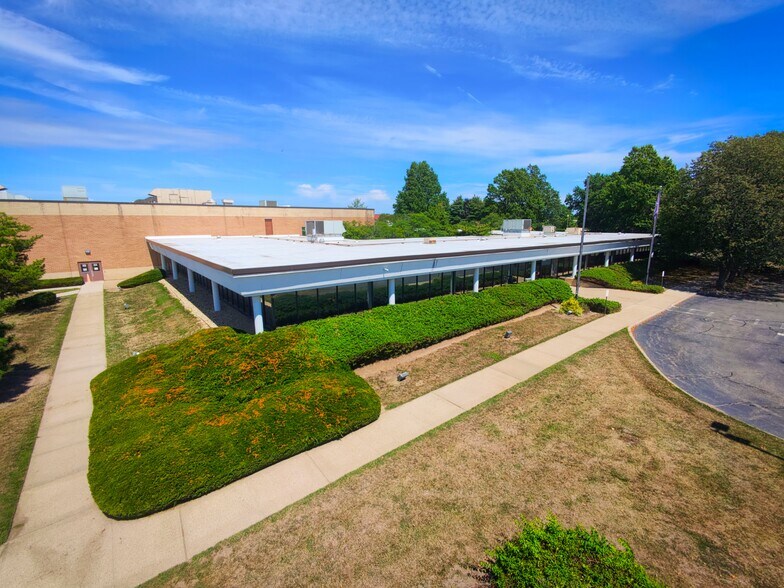 More Photos Of 1000 New Horizons Blvd, Amityville Warehouse For Lease