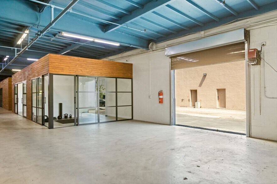 More Photos Of 21314-21316 Sherman Way, Canoga Park Service For Lease