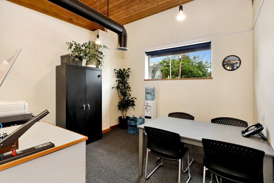 More Photos Of 1215 W Holly St, Bellingham Office For Sale