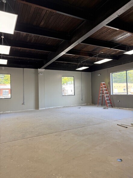 More Photos Of 635 New Park Ave, West Hartford Warehouse For Lease