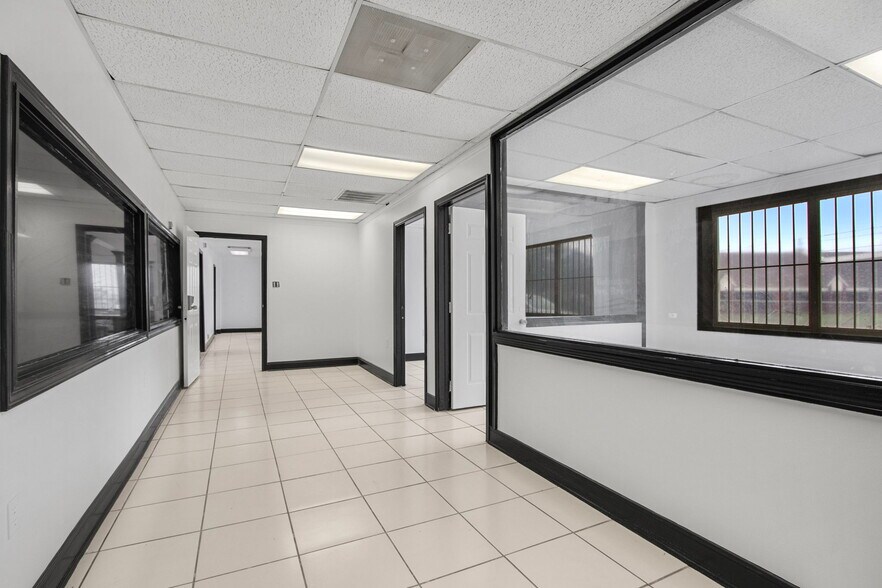 More Photos Of 6816 Larkwood Dr, Houston Industrial For Sale