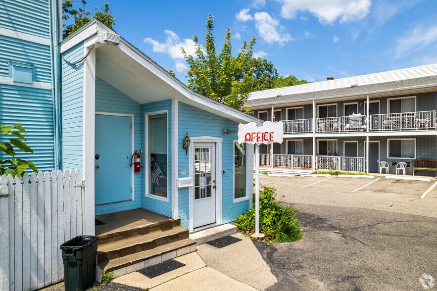 More Photos Of 910 River Rd, Wisconsin Dells Hotel For Sale