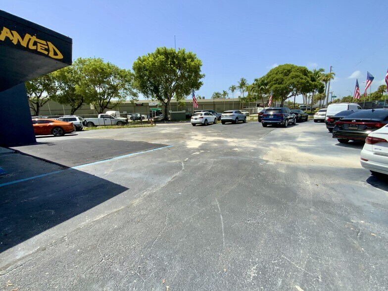 More Photos Of 15551 W Dixie Hwy, North Miami Beach Auto Dealership For Lease