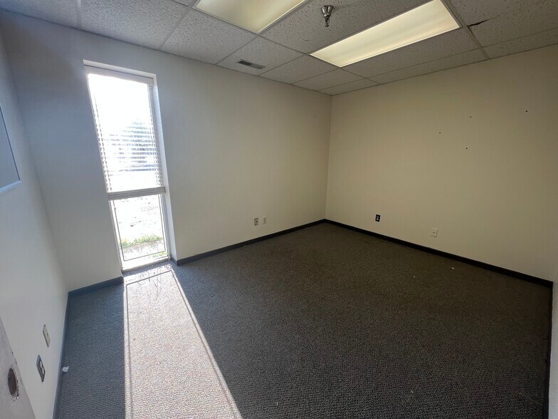 More Photos Of 1711 S Longfellow St, Wichita Office For Lease