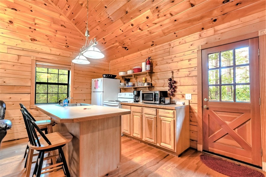 More Photos Of 15695 Highway 187, Eureka Springs Hotel For Sale