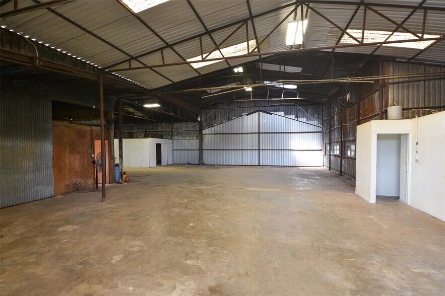 More Photos Of 3554 S Robinson Dr, Robinson Warehouse For Sale