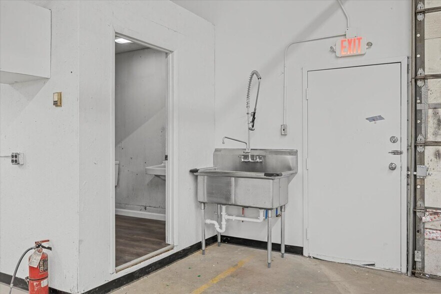 More Photos Of 3509 W Market St, Johnson City Warehouse For Lease