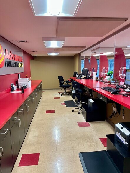 More Photos Of 712 S Broadway St, Portland Garden Center For Lease