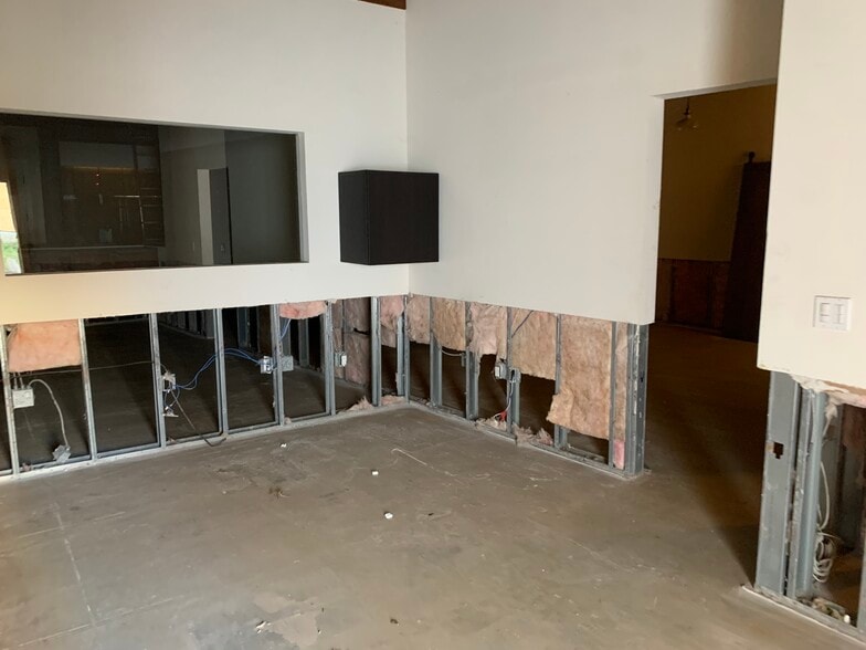 More Photos Of 2003-2011 Main St, Santa Monica Freestanding For Sale