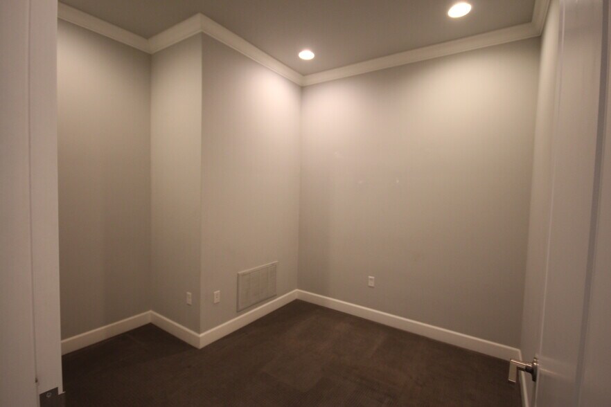 More Photos Of 7806 E 108th St S, Tulsa Office For Lease