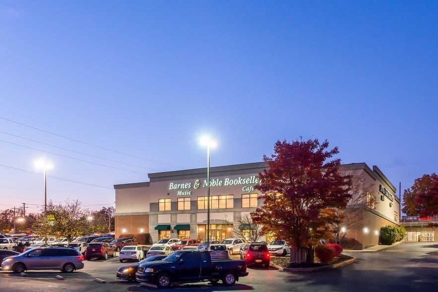 More Photos Of 624 S Green River Rd, Evansville Storefront For Sale