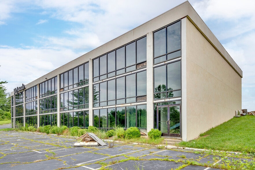 More Photos Of 201 Sugarloaf Rd, Hendersonville Hotel For Sale