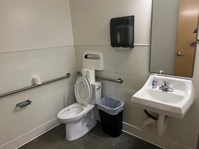 More Photos Of 7500-7536 Tyrone Ave, Van Nuys Service For Lease